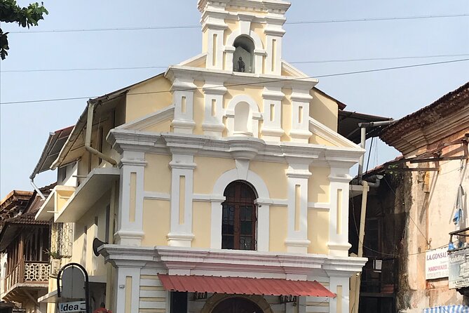 Fontainhas Heritage Walk With Guide Mario - India Post Panjim Head Post Office and São Tomé Chapel: history through landmarks