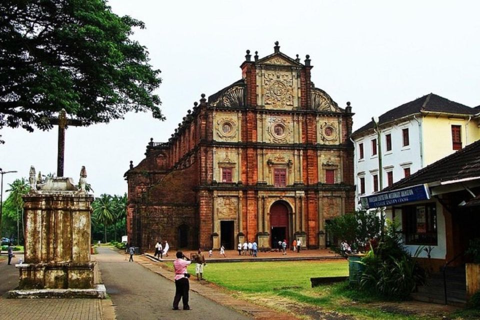 Goa: Old Goa Churches and Spiritual Walk - Sé Cathedral: scale, symbolism, and the feeling of grandeur