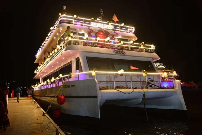 Goa: Triple Deck Family Dinner Cruise and Performances - The Food Setup: Unlimited Buffet, Real Choices, and One Smart Tip